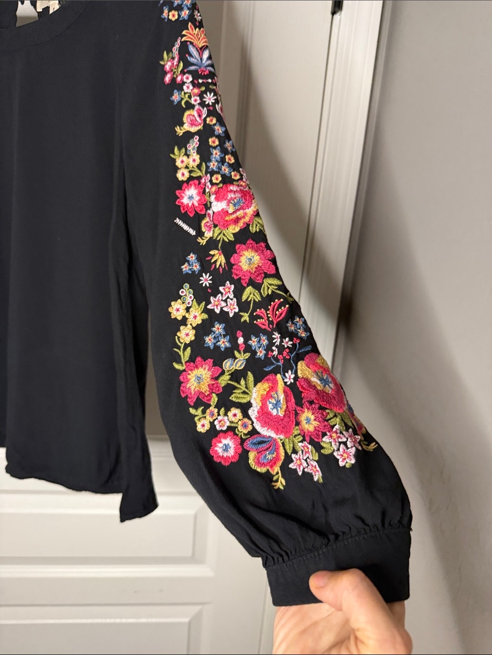 ANDREE BY UNIT Jane Black Blouse with Multicolor Floral Embroidered Sleeves - Picture 4 of 6